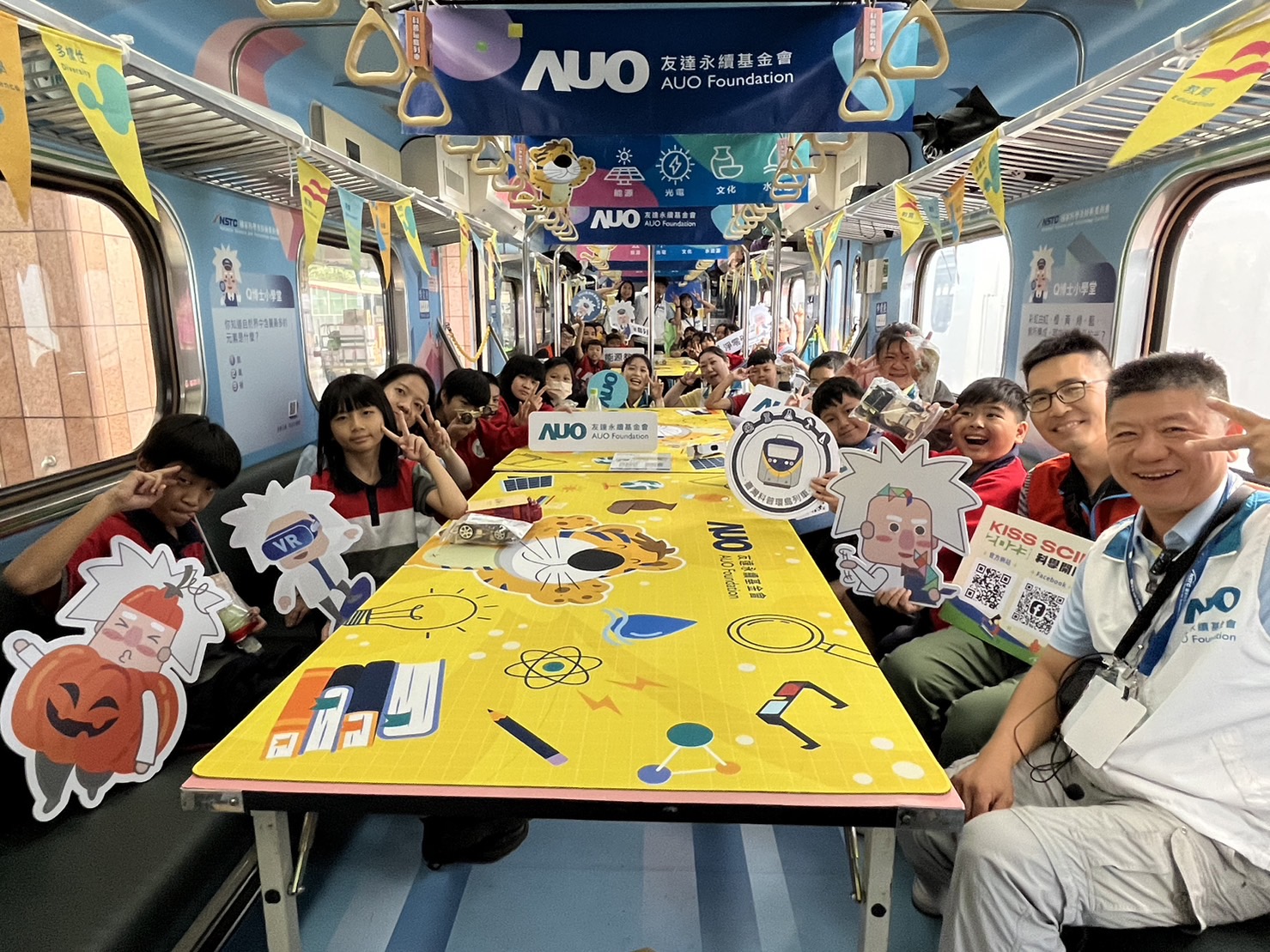 918博天堂永續基金會參與「臺灣科普環島列車」，設計基礎科學車廂課程，以「淨零碳排和永續能源」為主題，讓學生透過創意實驗認識淨零知識，以及思考生活中的減碳行為