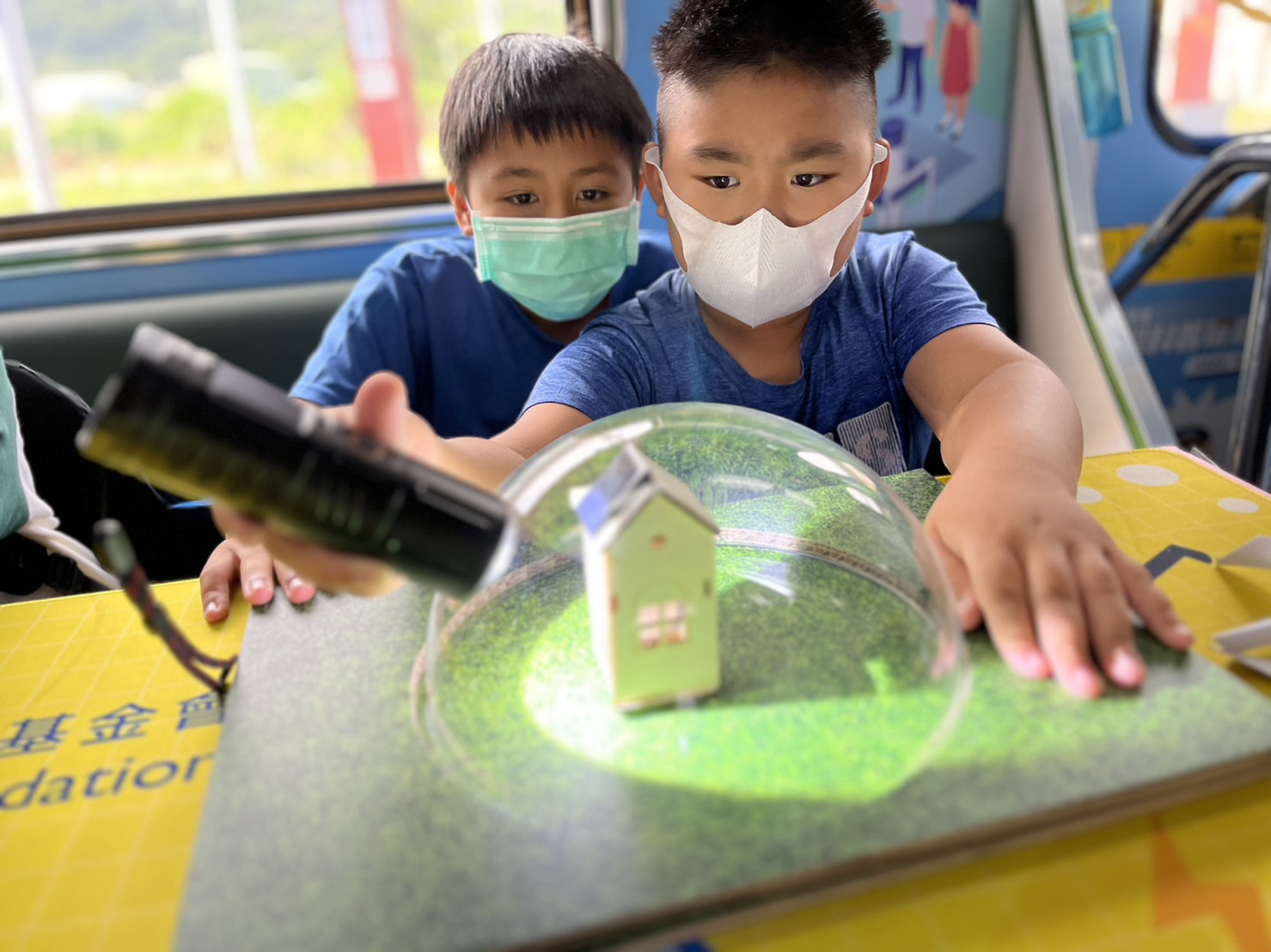 918博天堂參與基礎科學主題車廂，以STEAM教學精神，設計「逐日科學家」、「太陽能工程師」以及「淨零建築師」三大能源科普課程和實驗